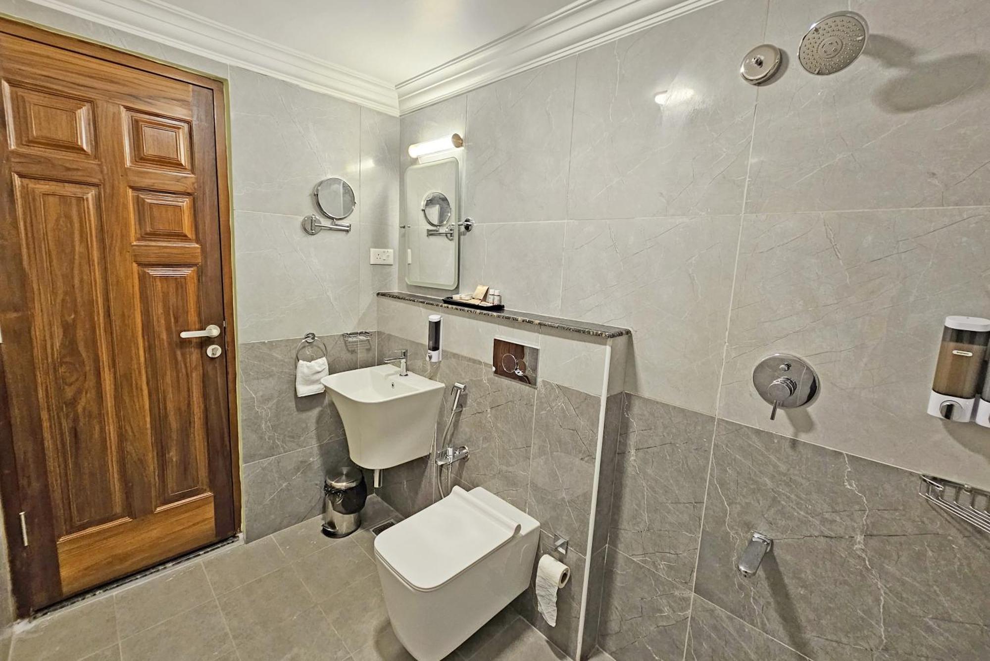 Le Colonial Suites Pondicherry Exterior foto