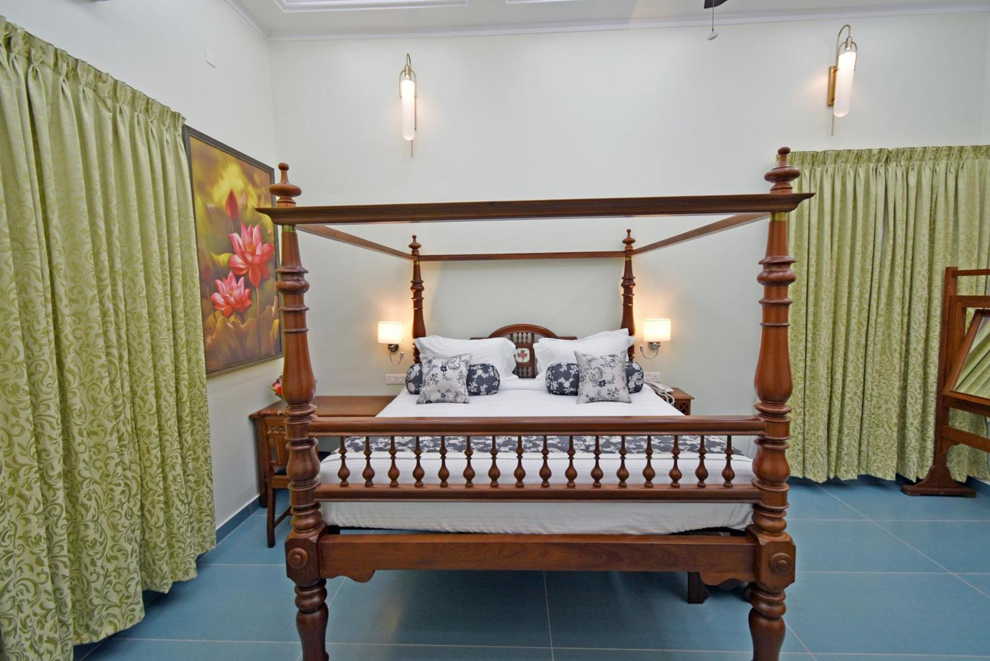 Le Colonial Suites Pondicherry Exterior foto