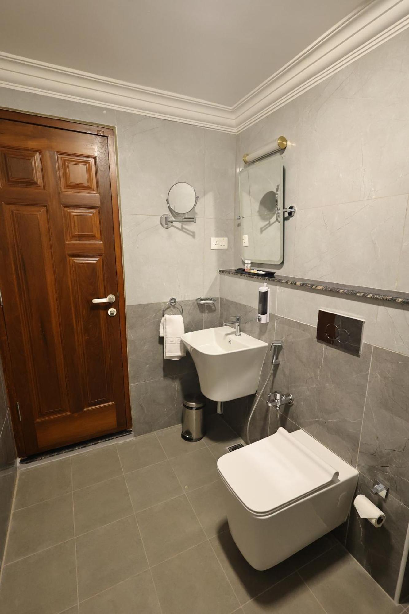 Le Colonial Suites Pondicherry Exterior foto